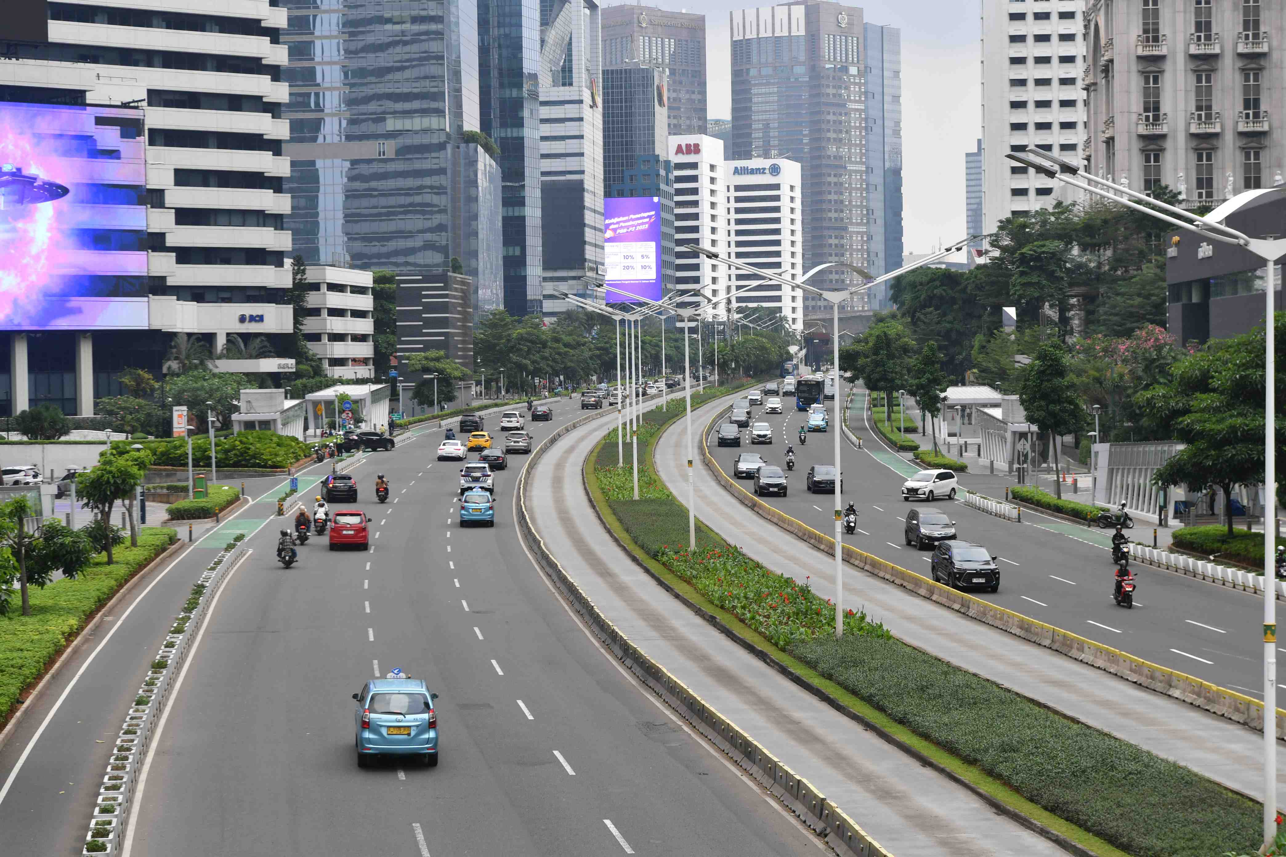 ARUS LALU LINTAS JAKARTA MASIH LENGANG