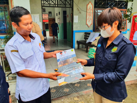 MENYERAHKAN BULETIN KOTA PALANGKA RAYA