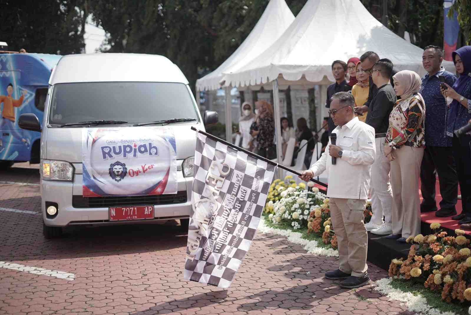 MEMBERANGKATKAN MOBIL KAS KELILING