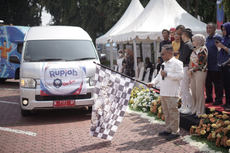 MEMBERANGKATKAN MOBIL KAS KELILING