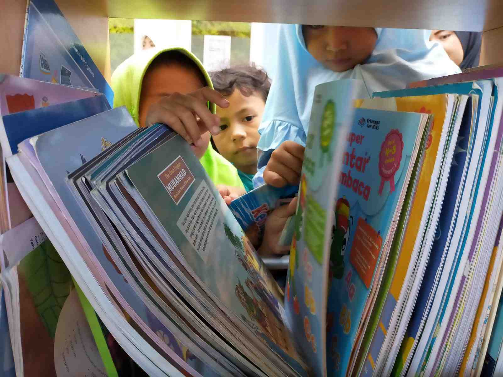 BEREBUT BUKU