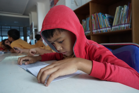 BACA BUKU di PERPUSTAKAAN