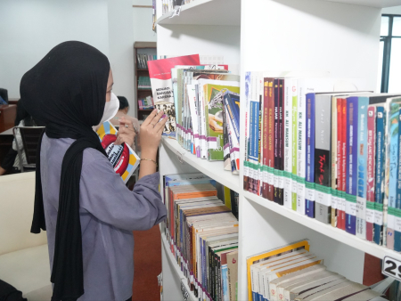 PILIH BUKU DI PERPUSTAKAAN 