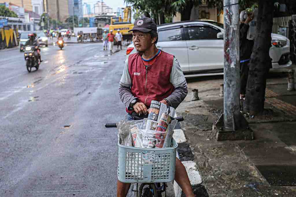 TUNGGU PEMBELI KORAN