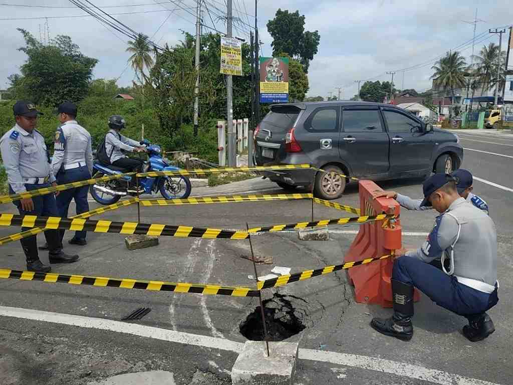PASANG GARIS PERINGATAN
