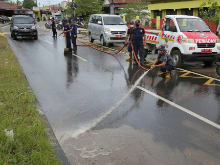 MEMBERSIHKAN PASIR