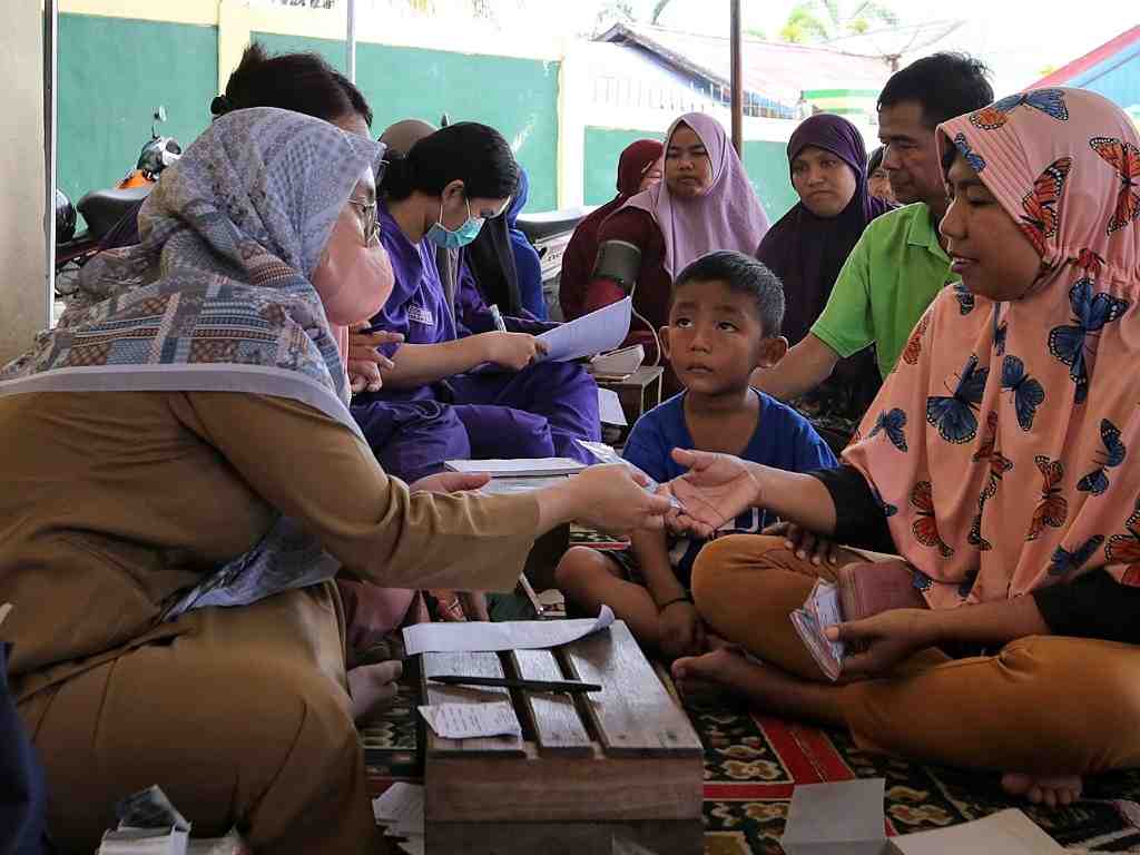 BERI OBAT WARGA TERDAMPAK BANJIR