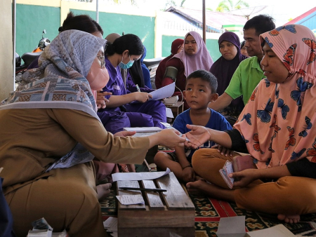 BERI OBAT WARGA TERDAMPAK BANJIR