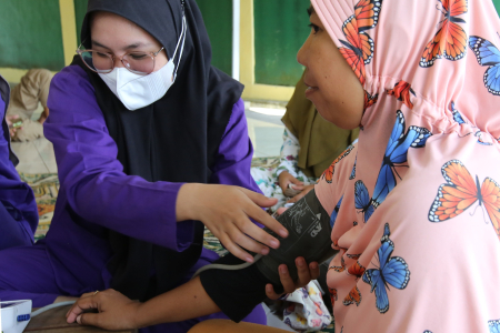 PERIKSA KESEHATAN WARGA TERDAMPAK BANJIR