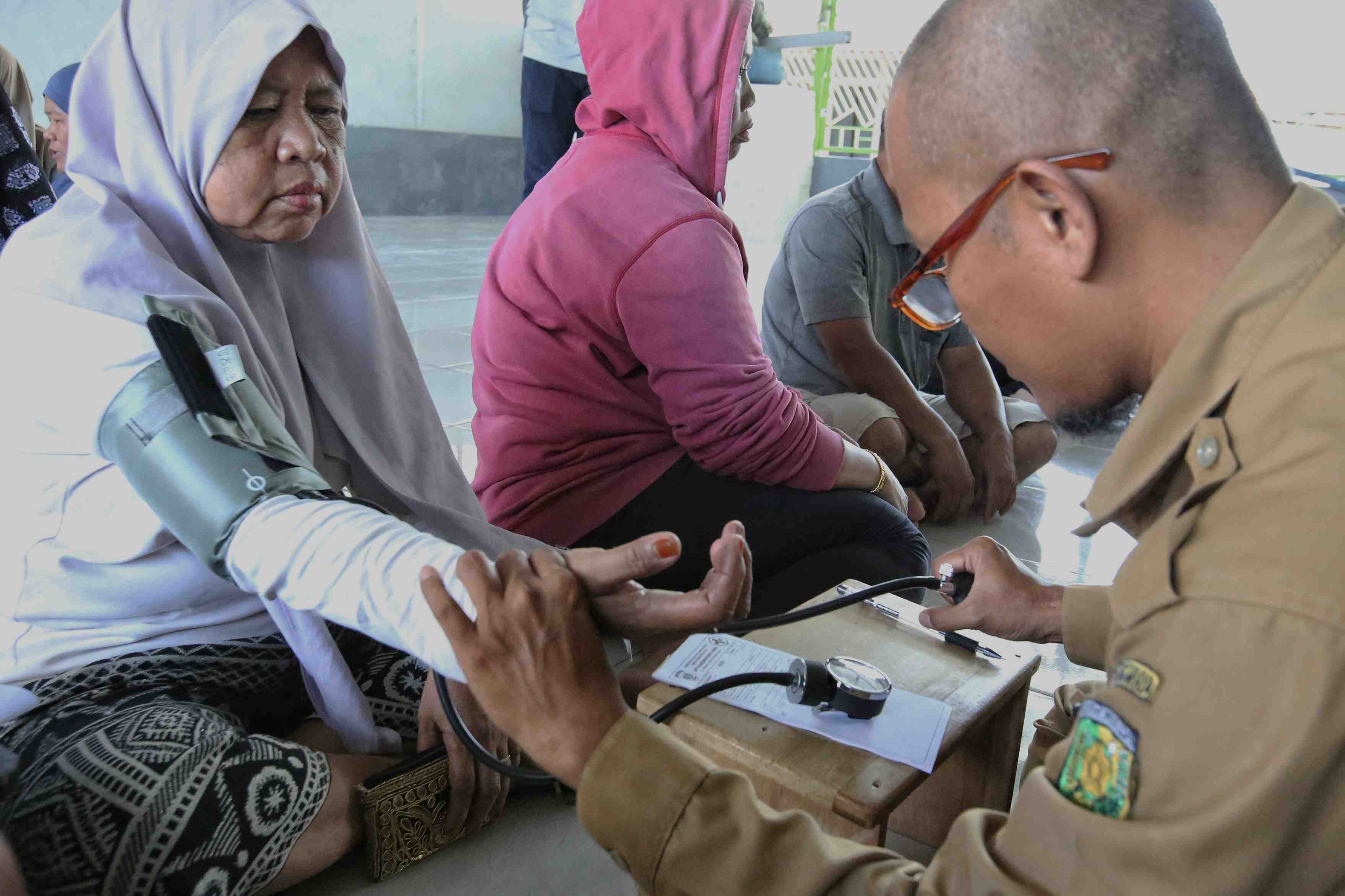 PERIKSA KESEHATAN WARGA TERDAMPAK BANJIR