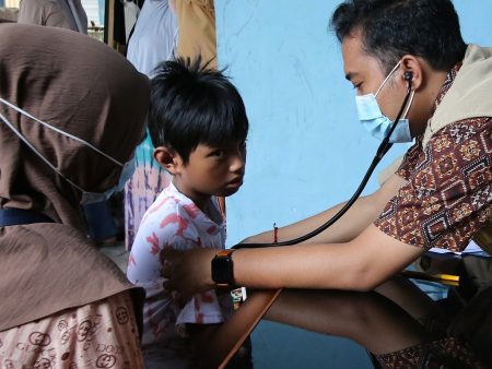 PERIKSA KESEHATAN ANAK TERDAMPAK BANJIR