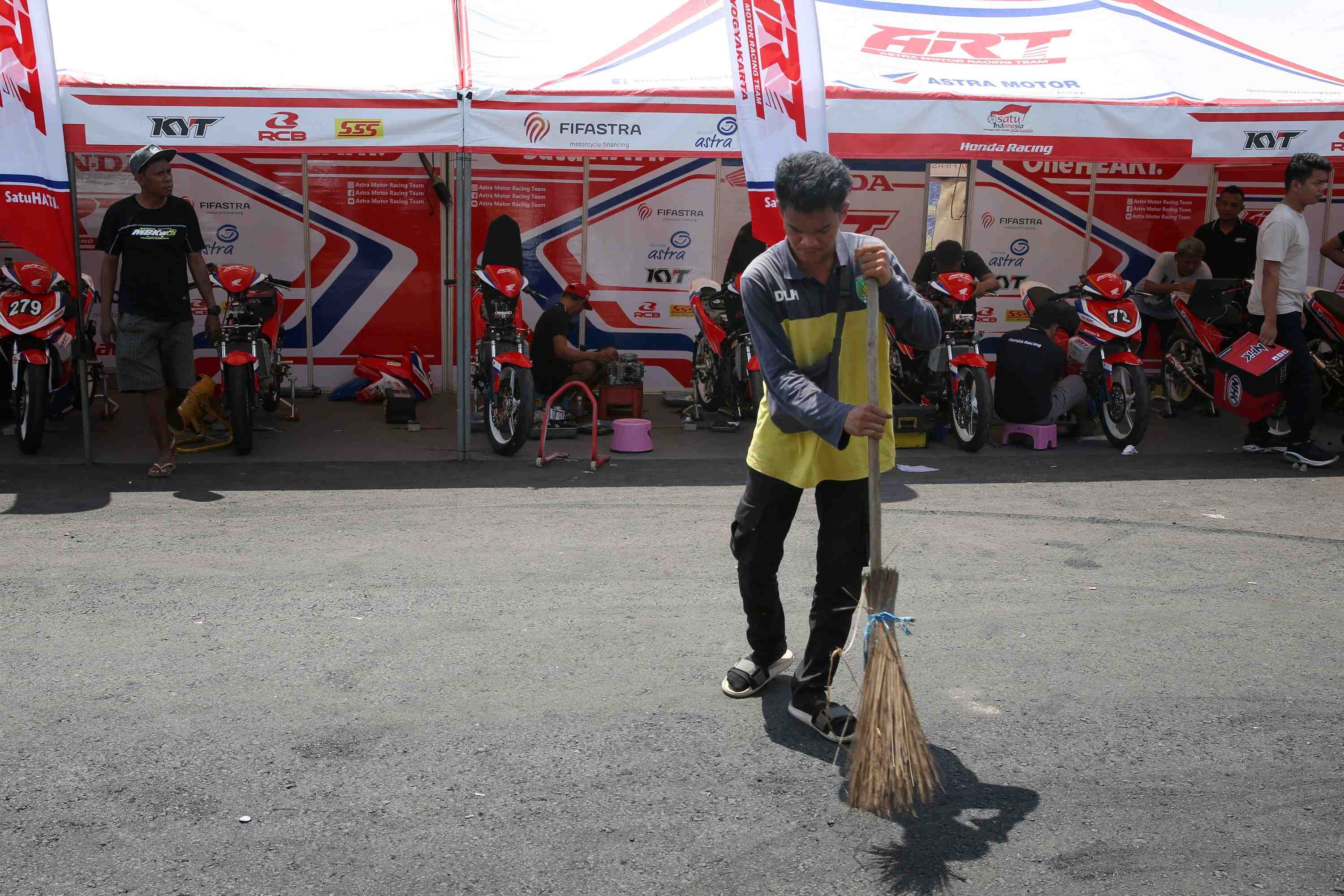 BERSIHKAN SIRKUIT JELANG KEJURNAS ONEPRIX