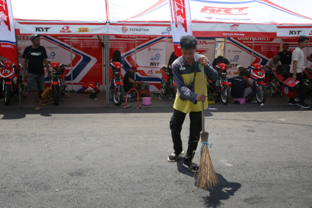 BERSIHKAN SIRKUIT JELANG KEJURNAS ONEPRIX