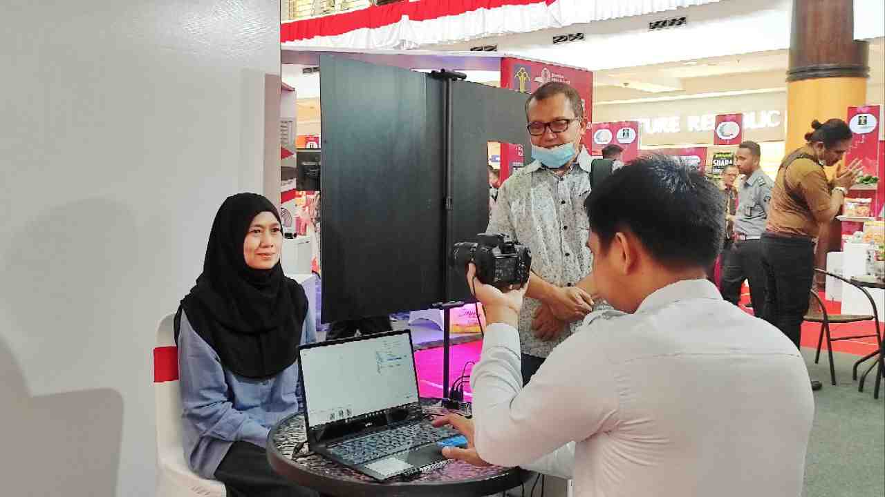 AMBIL GAMBAR PEMBUATAN PASPOR