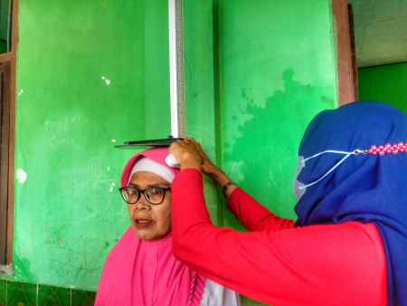 MENGUKUR TINGGI BADAN LANSIA