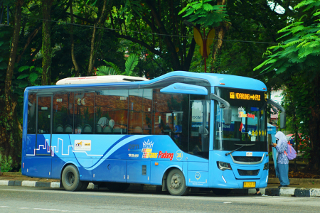 NAIKI BUS MASSAL di PADANG