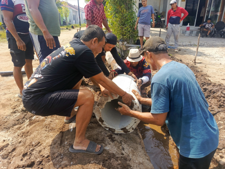 GOTONG ROYONG WARGA KECIPIR