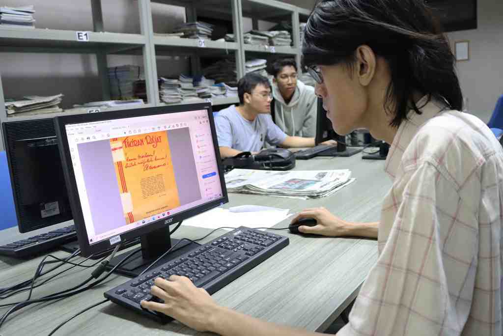 MEMBACA SURAT KABAR DIGITAL