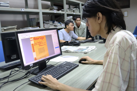 MEMBACA SURAT KABAR DIGITAL