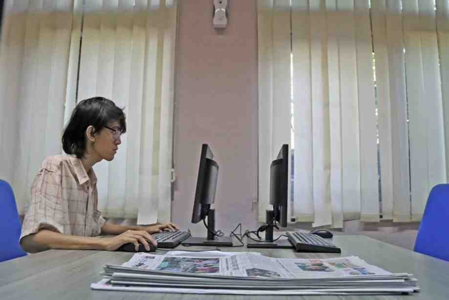 MEMBACA SURAT KABAR DIGITAL