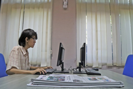 MEMBACA SURAT KABAR DIGITAL