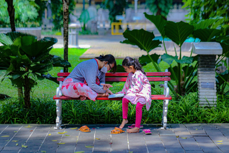 BACA BUKU DI TAMAN