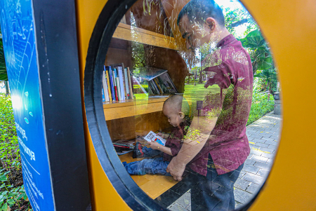 LEMARI BUKU DI TAMAN SUROPATI