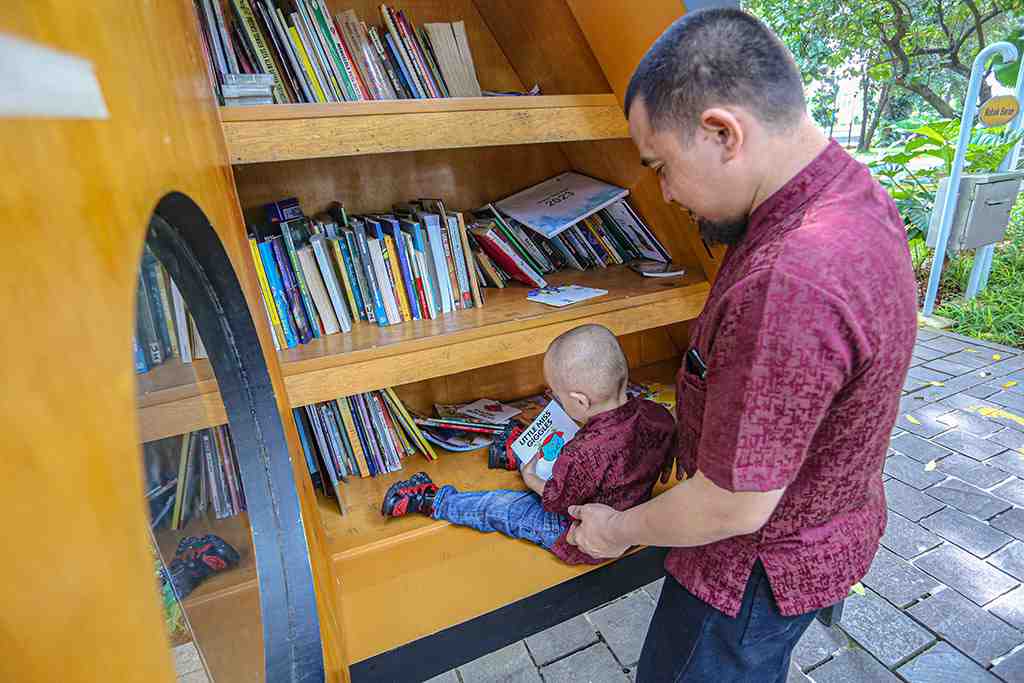 LEMARI BUKU DI TAMAN SUROPATI
