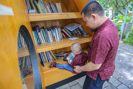 LEMARI BUKU DI TAMAN SUROPATI