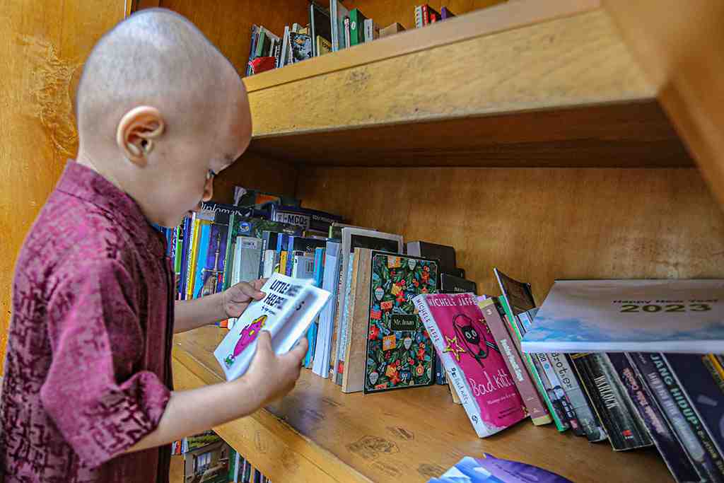 LEMARI BUKU DI TAMAN SUROPATI