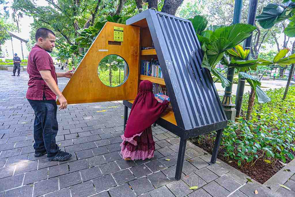 LEMARI BUKU DI TAMAN SUROPATI