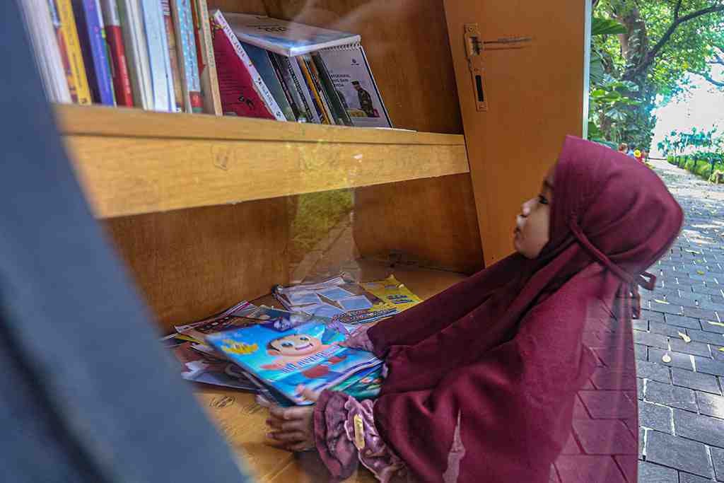 LEMARI BUKU DI TAMAN SUROPATI