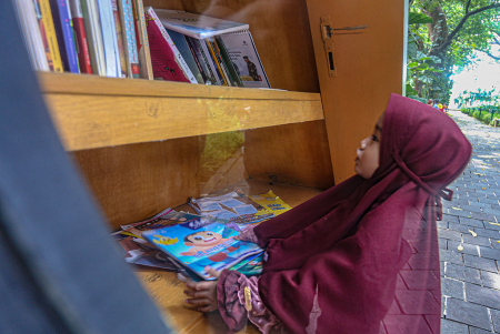 LEMARI BUKU DI TAMAN SUROPATI