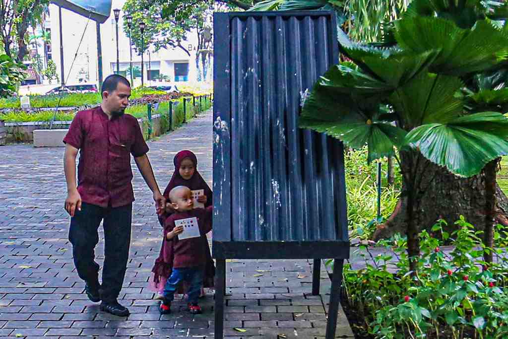 LEMARI BUKU DI TAMAN SUROPATI