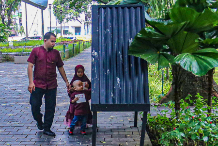 LEMARI BUKU DI TAMAN SUROPATI