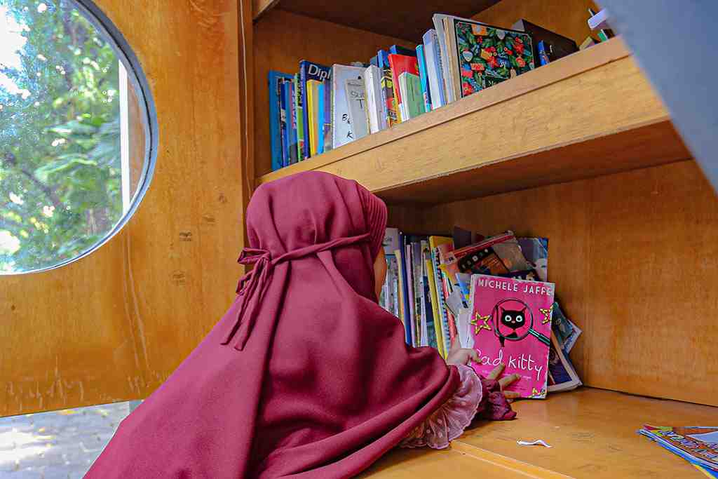 LEMARI BUKU DI TAMAN SUROPATI