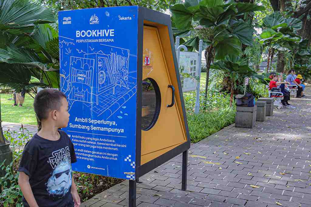 LEMARI BUKU DI TAMAN SUROPATI