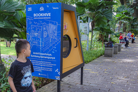 LEMARI BUKU DI TAMAN SUROPATI