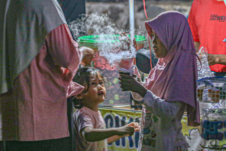 BELI JAJANAN DI PERTUNJUKAN RAKYAT