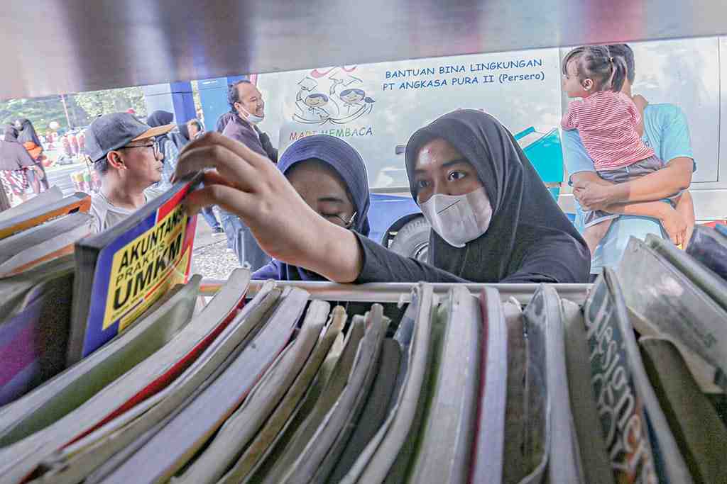 PILIH BUKU DI PERPUSTAKAAN KELILING