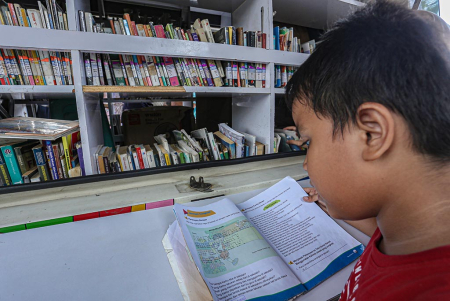 MEMBACA DI PERPUSTAKAAN KELILING
