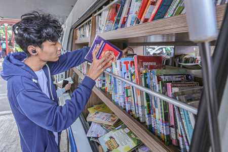 PILIH BUKU DI PERPUSTAKAAN KELILING