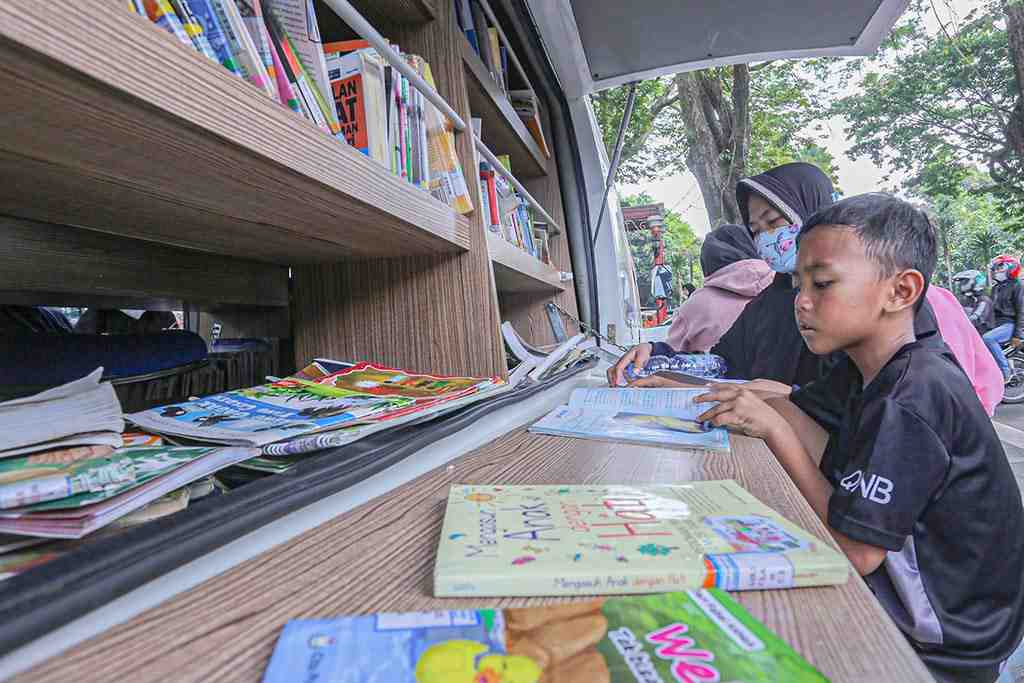 MEMBACA DI PERPUSTAKAAN KELILING