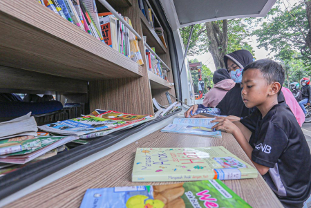 MEMBACA DI PERPUSTAKAAN KELILING