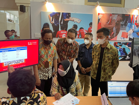 WALI KOTA SURAKARTA TINJAU DISTRIBUSI STB GRATIS