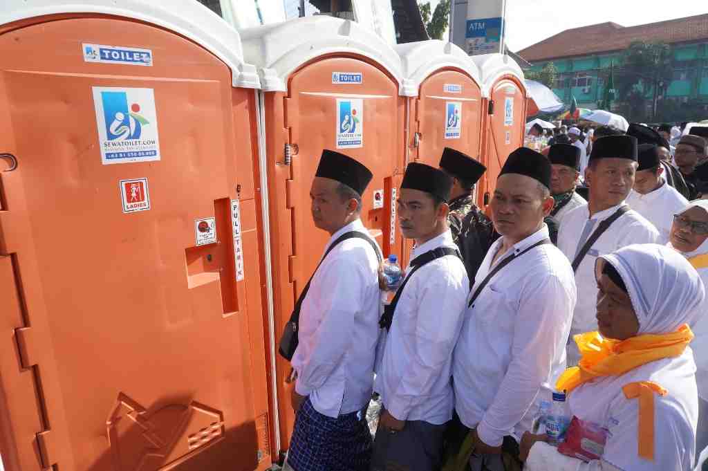 GUNAKAN FASILITAS TOILET UMUM  					