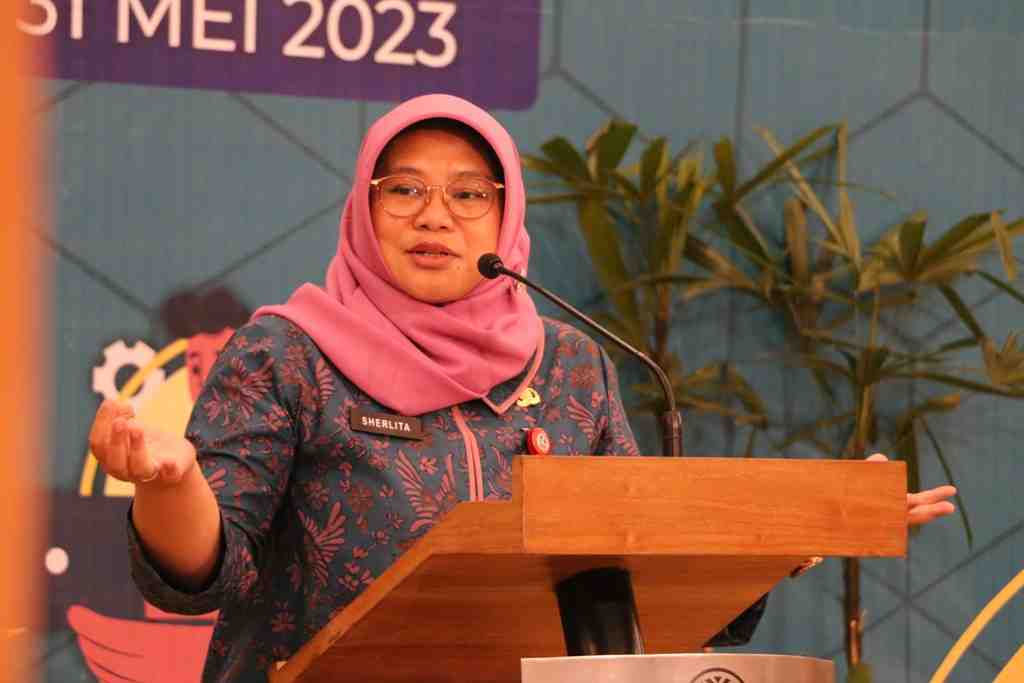 KIM LAHIR DAN ADA UNTUK MASYARAKAT