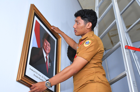 PEMASANGAN FOTO PRESIDEN RI