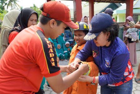 PASANG JAKET PEMADAM