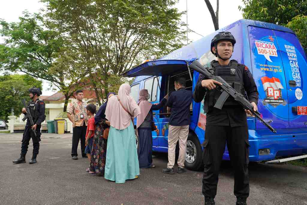 PENGAMANAN TEMPAT PENUKARAN UANG